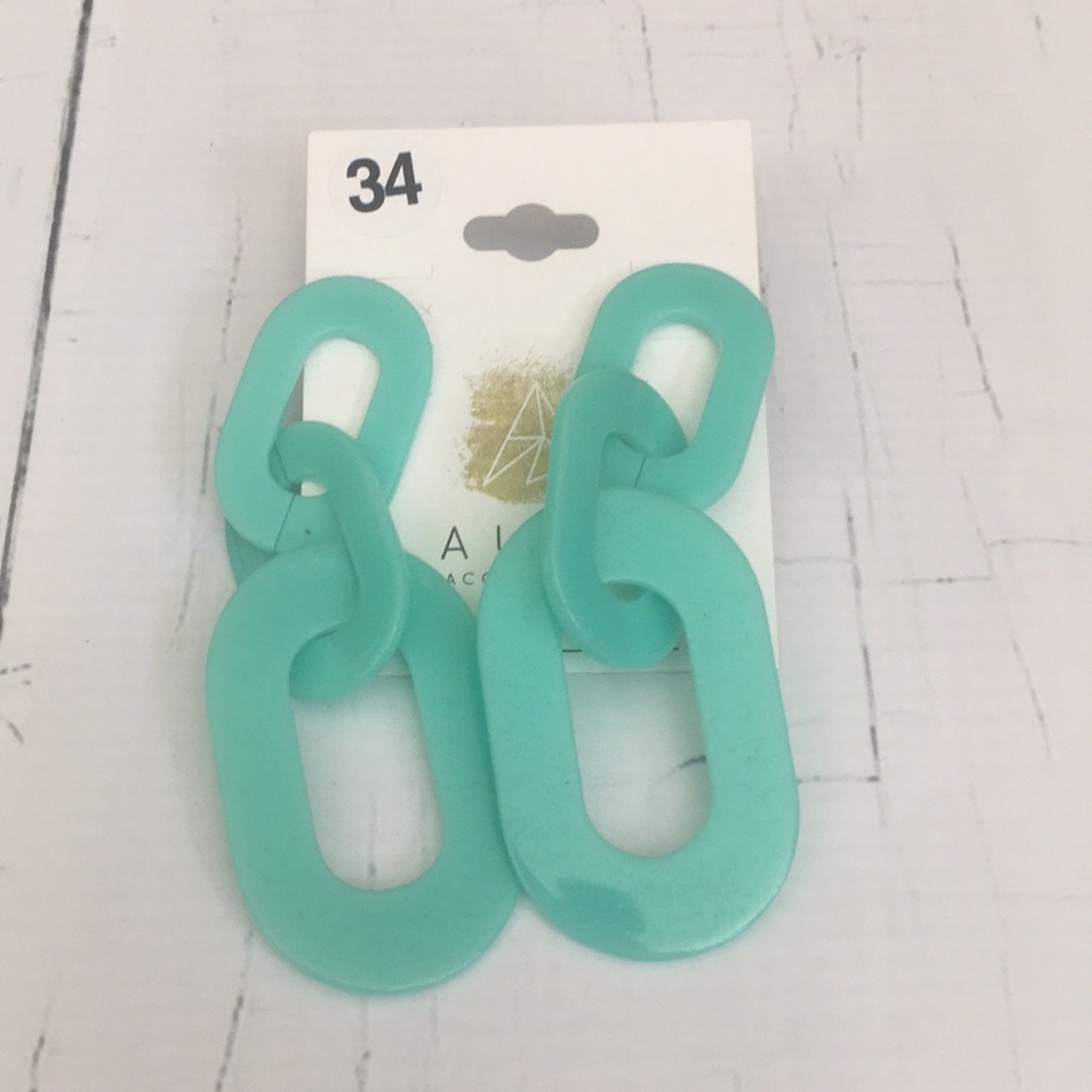 NEW! 🖤 Aura’s Mint Green Linked Earrings